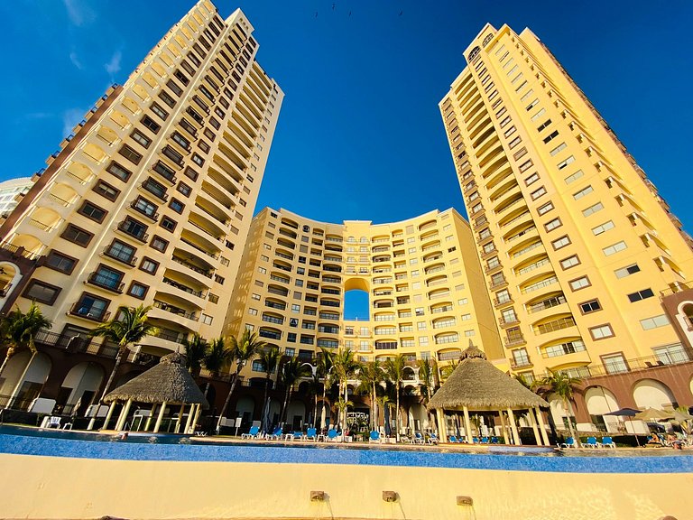 Gavias Grand Cerritos
