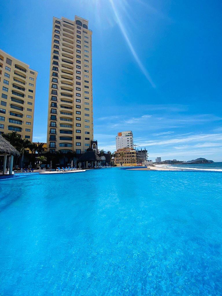 Gavias Grand Cerritos