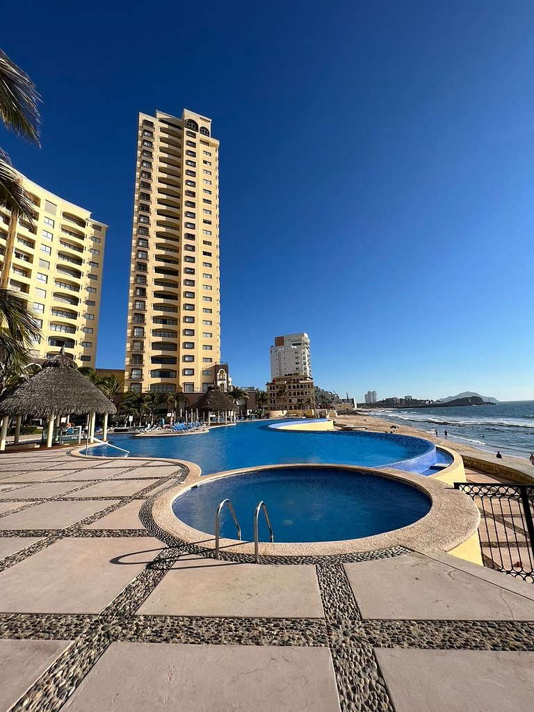 Gavias Grand Cerritos