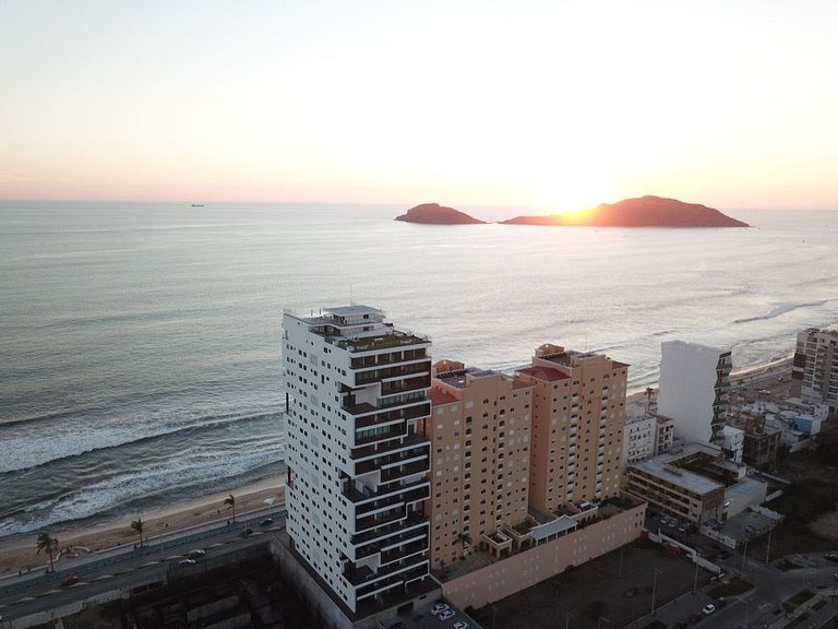 Torre Central 102: Malecón, Lujo y Vistas de ensueño.