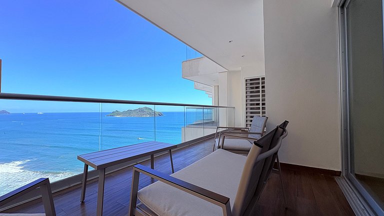 Oceanfront luxury with terrace in Zona Dorada