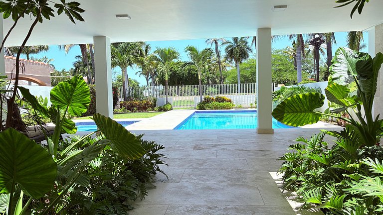 Casa con jardín, alberca y jacuzzi privado en Zona Dorada