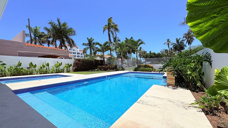 Casa con jardín, alberca y jacuzzi privado en Zona Dorada