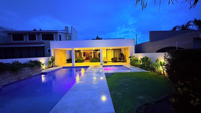 Casa con jardín, alberca y jacuzzi privado en Zona Dorada