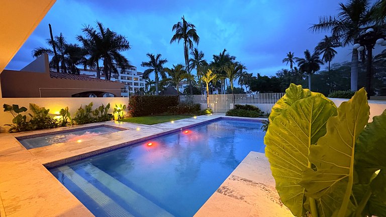 Casa con jardín, alberca y jacuzzi privado en Zona Dorada